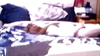 Fata albă lasă un tip negru să-i pătrundă pizda udă