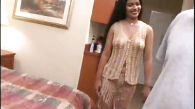 O roșcată cu un corp drăguț este bătută în pizda ei strâmtă
