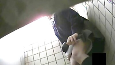 Un bărbat o lovește pe sora vitregă în ciorapi galbeni în loc de iubita