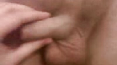 O tipă bustină cu un spate minunat suge un penis mare și tare