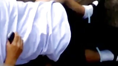 MILF busty în ciorapi este înnegrită de iubitul ei într-o casă mare