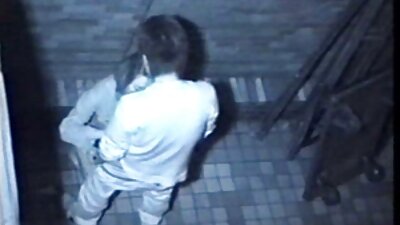 Frumoasa brunetă lasă o pula să intre în pisica ei