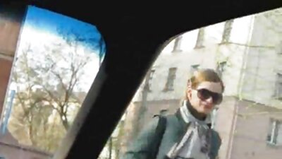 Dragă adolescentă cu păr lung, cu un fund mare, Tarra călărește un dong