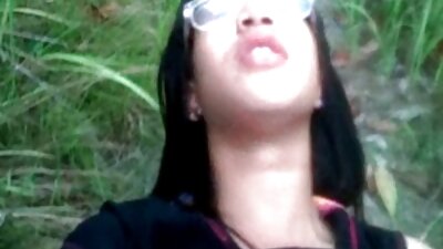 Servitoarea fierbinte își lucrează gura sexy în jurul unui penis mare în timp ce face curățenie