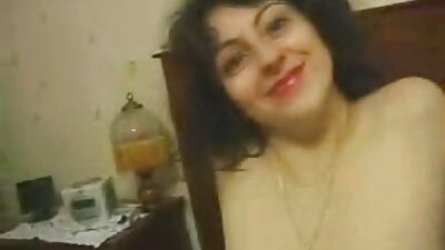 Vedetele porno fierbinți sunt în apartament cu câțiva bărbați, fac o orgie