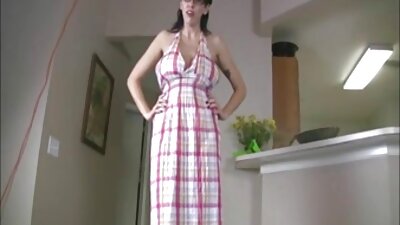 Destul de asiatică cu păr pe păsărică își deschide picioarele sexy