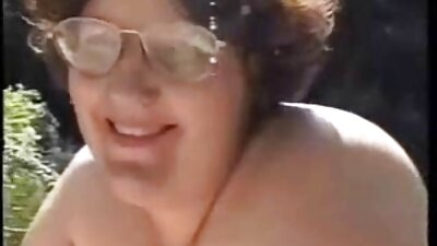 Amatorul fierbinte cu un fund mare palid se aplecă să ia penis