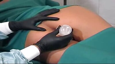 Nenorocitul cu pula mare se întâlnește cu o fată drăguță în clubul de sex underground