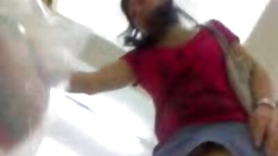 Puiul fierbinte este în genunchi și trage un cocoș ca un profesionist