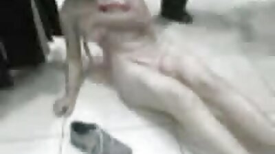 O tipă cu o păsărică sexy este linsă pe masă