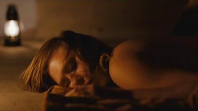 O brunetă cu o față sexy și proaspătă suge o pula mare aici