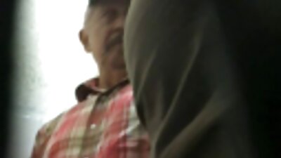 Un tip mare își împinge pula într-o bătrână și grasă excitată