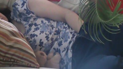 Lesbiană cu păr brunetă mângâie pușoara femeii într-un mod tandru