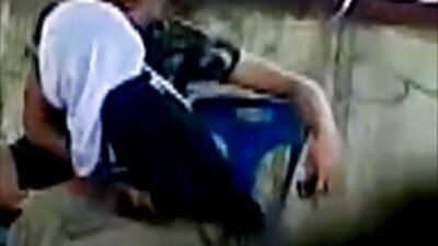 Două fete se prostesc cu un vibrator mare pe pat
