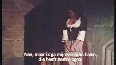 Latina cu ochelari este distrusă și geme de încântare orgasmică