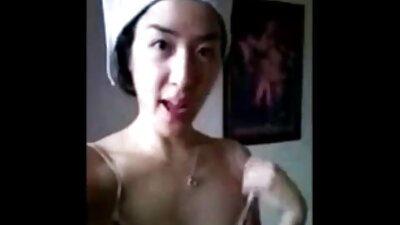 O brunetă cu un corp minunat face sex în bucătărie