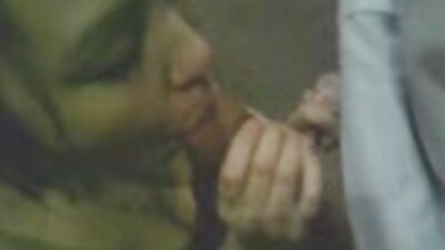 Bruiser satisface pofta pentru fetișul picioarelor datorită blondei fierbinți