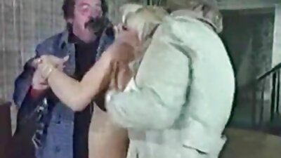 O bimbo cu sâni naturali își lingă păsărica de bărbatul ei