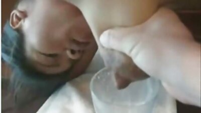 Bruneta cu sfarcurile mari umflate este înghițită în sufragerie