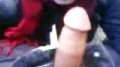 Jucătorul de tenis de masă o ia pe fată cu piercing la nivelul pielii și buricului