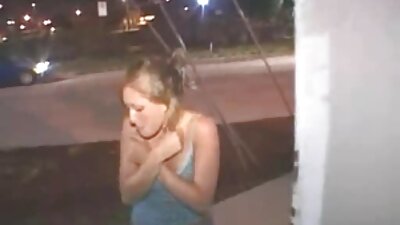 O femeie în formă își scutură fundul pe bancheta din spate a unei mașini