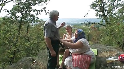 Fata devine obraznic cu o altă lesbiană și vibratorul ei