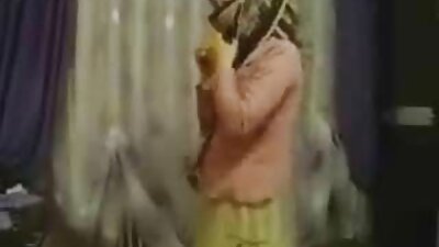 Milf amatoare își desfășoară picioarele și, de asemenea, își pune sânii naturali