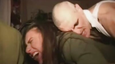 Fetița cu fundul alb lăptos s-a aplecat și a fugit tare din spate