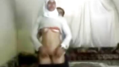 O adolescentă latină este filmată de iubitul ei în timp ce face sex