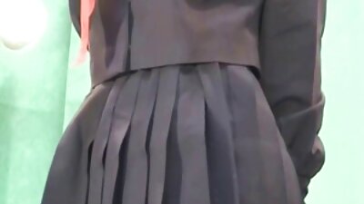 O blondă se distrează cu cocoși într-o cameră de glory hole