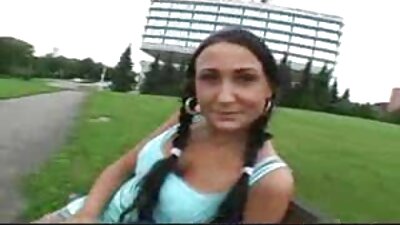 Târfă de optsprezece ani are suficientă experiență în sex în fața camerei