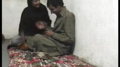 Tip prinde surorile vitrege făcând sex în dormitor și li se alătură