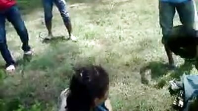 Bruneta naturală solo se masturbează cu o jucărie roz