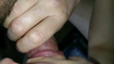 Pena mare și o drăgălașă brunetă se distrează bine