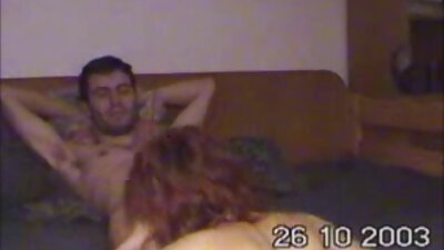 Bruneta își scutură fundul uriaș în fața unui tip înainte de penetrare