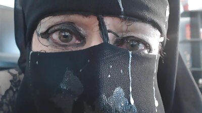 Fata frumoasă și iubitul ei se bucură de sex fără grabă pe canapea
