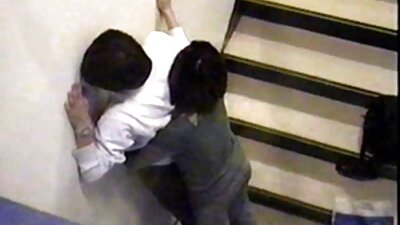 Două scule sunt introduse într-o blondă într-un trio fierbinte