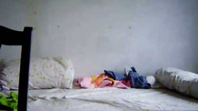 Un bunic cu un penis mare pătrunde pe o brunetă fierbinte pe canapea