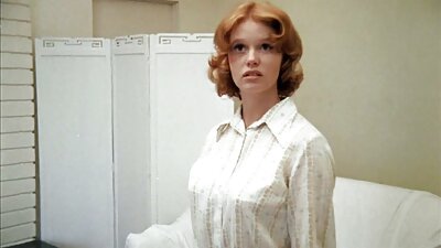O brunetă cu un set frumos de sâni este pătrunsă de iubitul ei