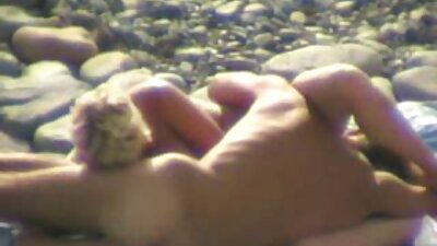 O fată delicioasă se masturbează încântată păsărică cu un vibrator violet