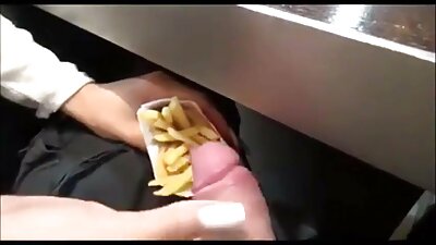 Jucăria sexuală roz este un înlocuitor demn de pula pentru fata brunetă