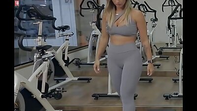 Penisul mare lovește colul uterin în timp ce fata dulce se trage lângă piscină