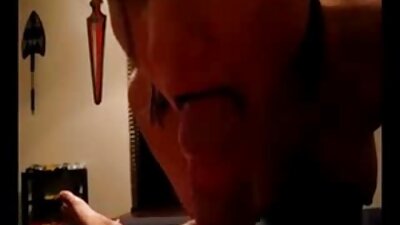 Doamna brunetă se bucură de penisul tânărului în vaginul ei umed