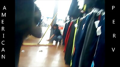 O fată cu o păsărică sexy este lovită, iar pizda ei este futută bine