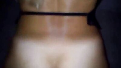 Un bimbo cu sâni rotunzi drăguți este pătruns de un penis dur pe canapea