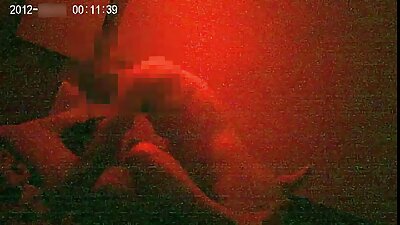 Două adolescenți sunt foarte interesați de oferta de sex lesbian a mamei vitrege