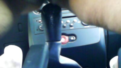 MILF zveltă găurită de un iubit frumos pe canapea din piele