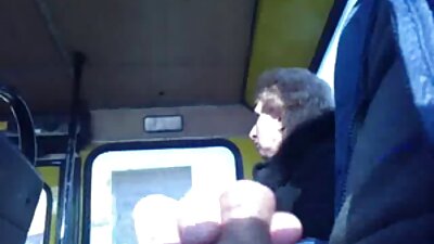 Iubita brunetă cu coadă de porc este bătută în cuie de doi maseori frumoși