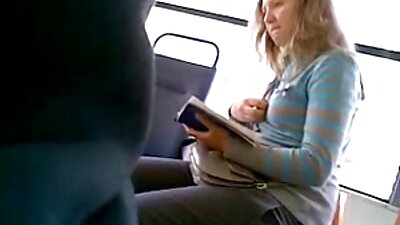 Adolescentă vulpinoasă în lenjerie sexy își vindecă stăpânul cu ajutorul sexului