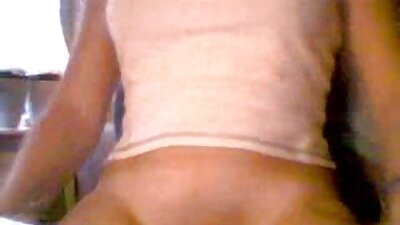 O cățea fierbinte este futută în fundul ei umed și sexy pe canapea